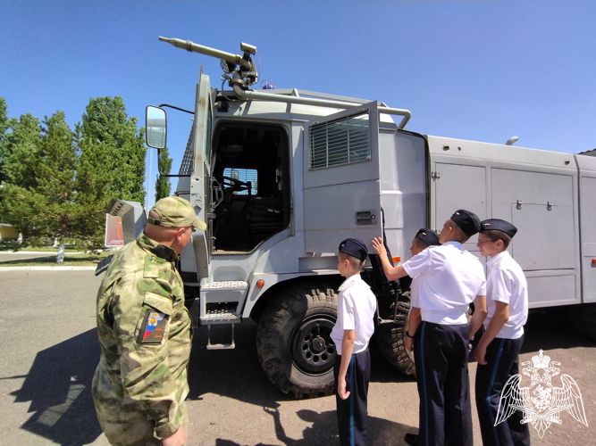 В преддверии 30-летнего юбилея сотрудники ОМОН «Кобра» провели экскурсию по подразделению для кадетов