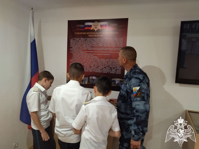 В преддверии 30-летнего юбилея сотрудники ОМОН «Кобра» провели экскурсию по подразделению для кадетов