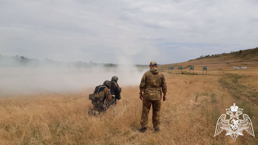 На полигоне под Оренбургом росгвардейцы отработали навыки стрельбы из различных видов оружия