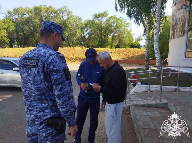 В Оренбуржье росгвардейцы продолжают рассказывать гражданам о способах обезопасить имущество в период летних отпусков
