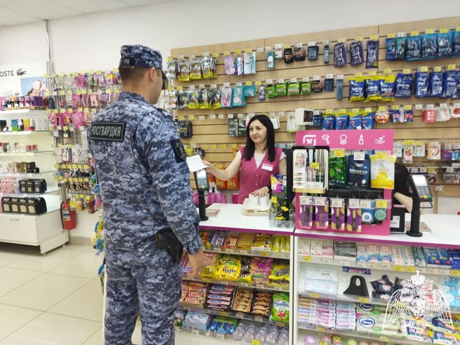 В Оренбуржье росгвардейцы продолжают рассказывать гражданам о способах обезопасить имущество в период летних отпусков