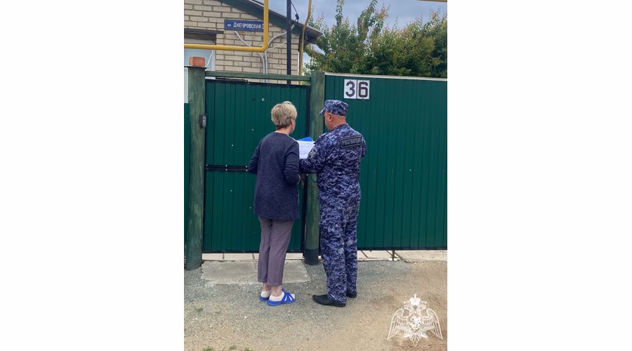В Оренбуржье росгвардейцы продолжают рассказывать гражданам о способах обезопасить имущество в период летних отпусков