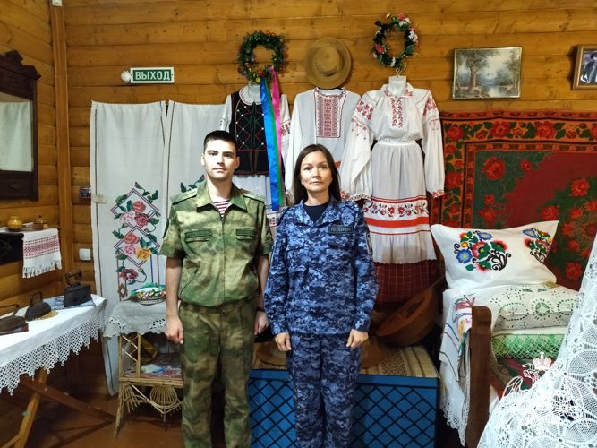 В Оренбурге росгвардейцы посетили «Национальную деревню» и прочитали стихи о России.