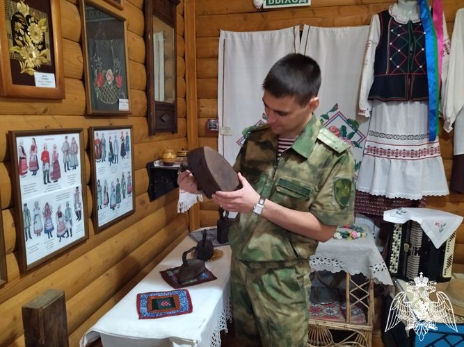 В Оренбурге росгвардейцы посетили «Национальную деревню» и прочитали стихи о России.