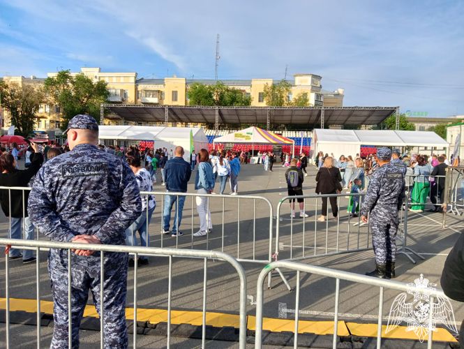 В Оренбурге сотрудники Росгвардии обеспечили правопорядок во время проведения Дня молодежи
