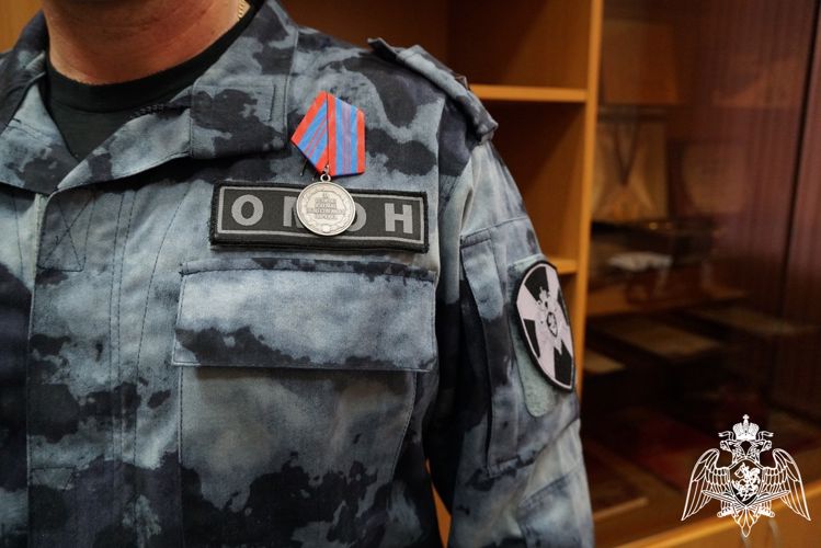 Сотруднику ОМОН «Кобра» вручили государственную награду