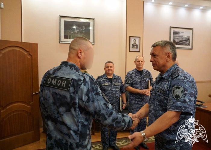 Сотруднику ОМОН «Кобра» вручили государственную награду