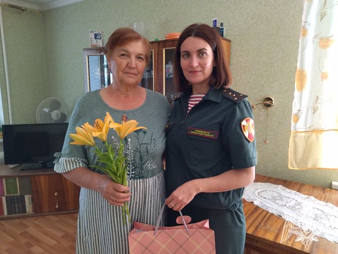 В Оренбурге сотрудники Росгвардии навестили мать погибшего товарища