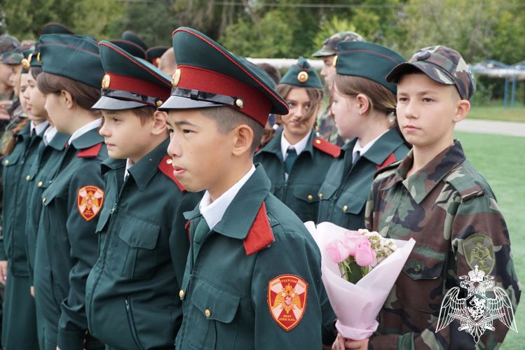В Оренбурге росгвардейцы поздравили учеников  с Днем знаний