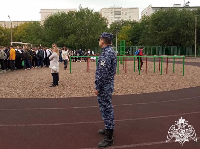 В Оренбурге сотрудники Росгвардии обеспечили правопорядок в День знаний
