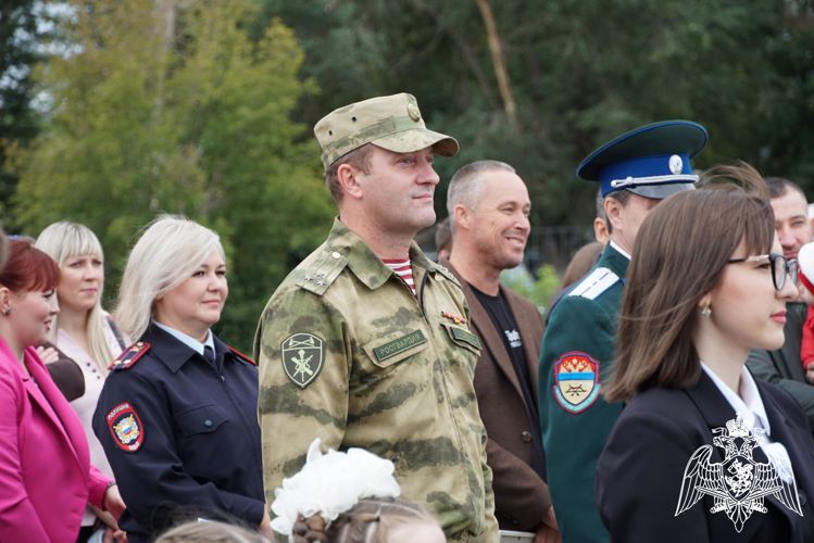 В Оренбурге росгвардейцы поздравили учеников  с Днем знаний