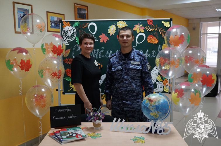 В Оренбурге росгвардейцы поздравили учителей с профессиональным праздником