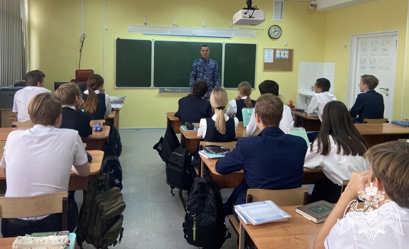 В Оренбурге офицер Росгвардии провел для школьников урок «пожарной безопасности»