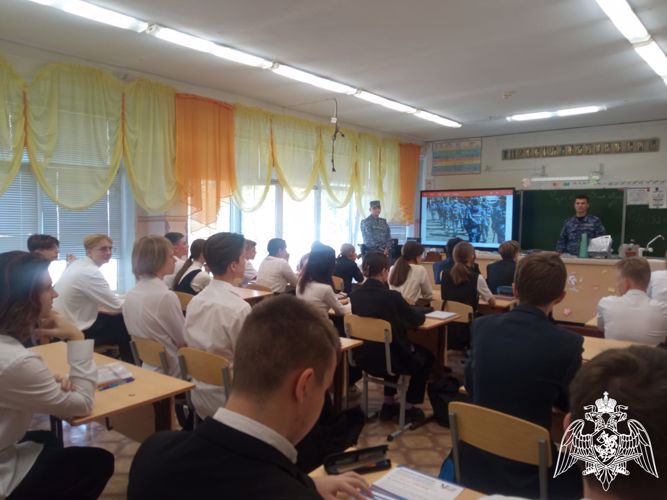 В городах и районах Оренбуржья сотрудники Росгвардии провели «Уроки мужества» для старшеклассников