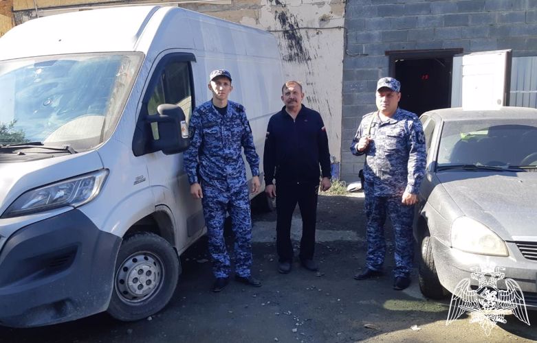 Жители Орска поблагодарили росгвардейцев за спасение имущества от пожара