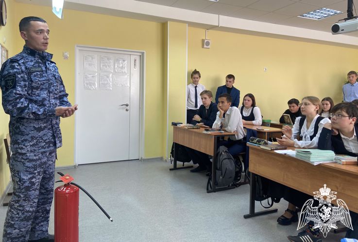 В Оренбурге офицер Росгвардии провел для школьников урок «пожарной безопасности»