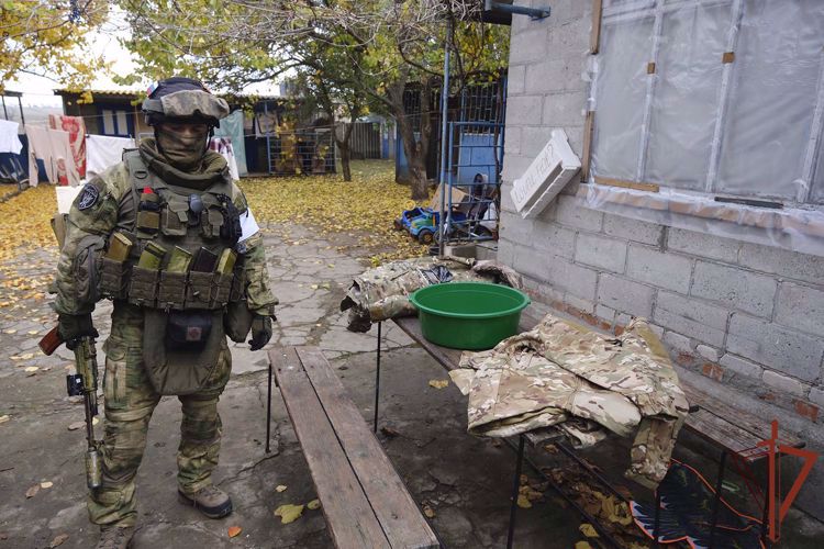 НЕЗАРЕГИСТРИРОВАННОЕ ОРУЖИЕ И ФОРМУ ВСУ ОБНАРУЖИЛИ РОСГВАРДЕЙЦЫ В ДНР
