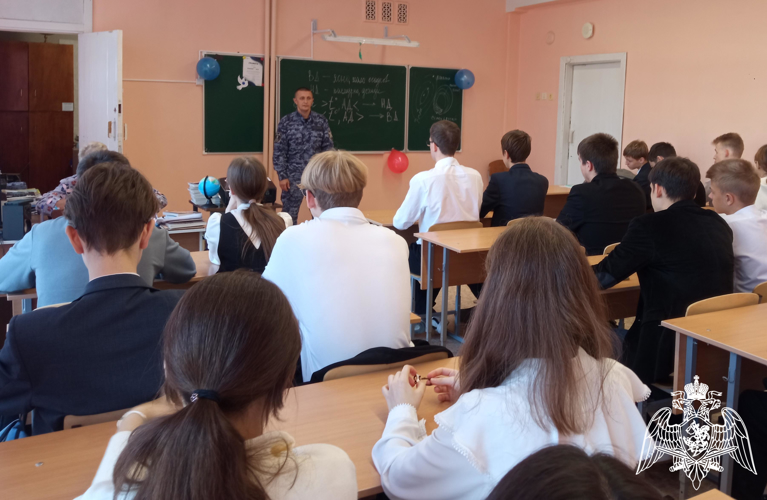 В Оренбурге сотрудники вневедомственной охраны провели урок мужества для старшеклассников