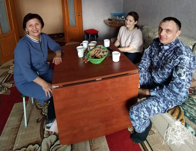 В Оренбурге сотрудники вневедомственной охраны посетили мать погибшего военнослужащего