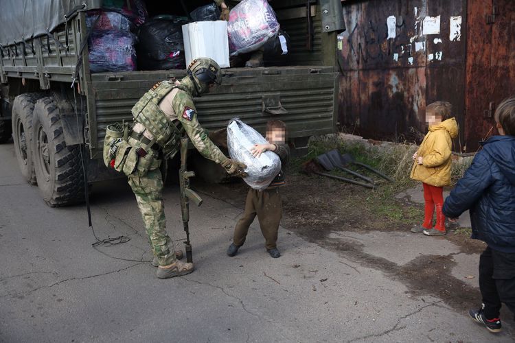 Росгвардейцы помогли многодетной семье из ДНР, чей дом уничтожила артиллерия ВСУ