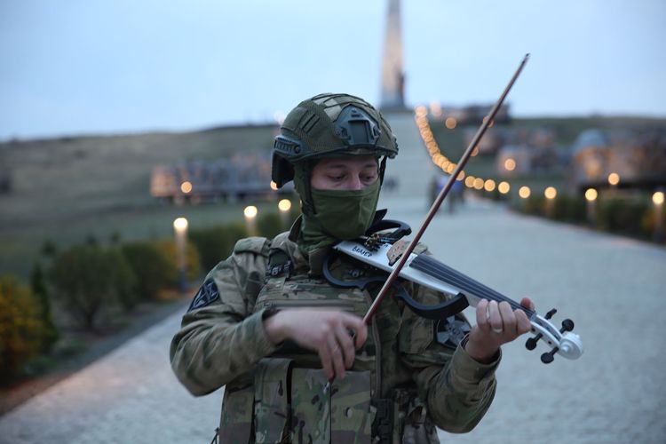 Скрипач из Росгвардии в зоне СВО записал музыкальное поздравление ко Дню матери