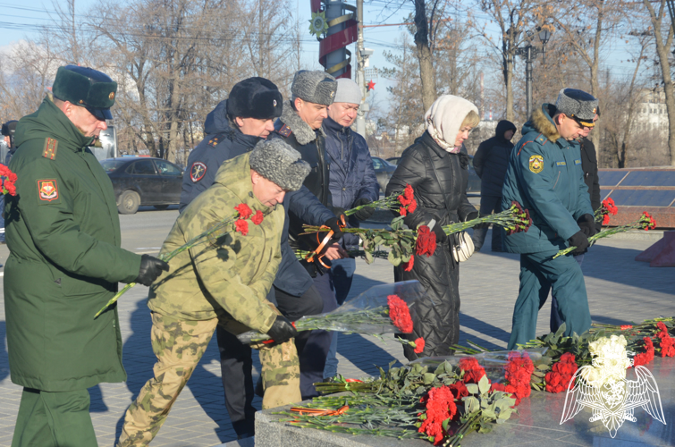 В День Героев Отечества росгвардейцы возложили цветы к мемориалу «Вечный огонь»