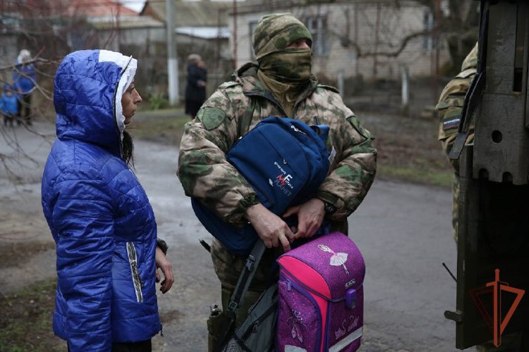 В ПРЕДДВЕРИИ НОВОГО ГОДА РОСГВАРДЕЙЦЫ ОКАЗАЛИ АДРЕСНУЮ ПОМОЩЬ В ДНР