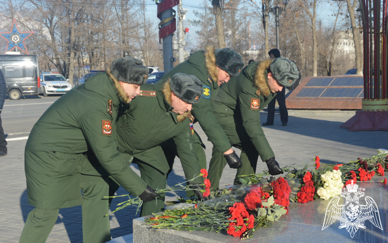 В День Героев Отечества росгвардейцы возложили цветы к мемориалу «Вечный огонь»