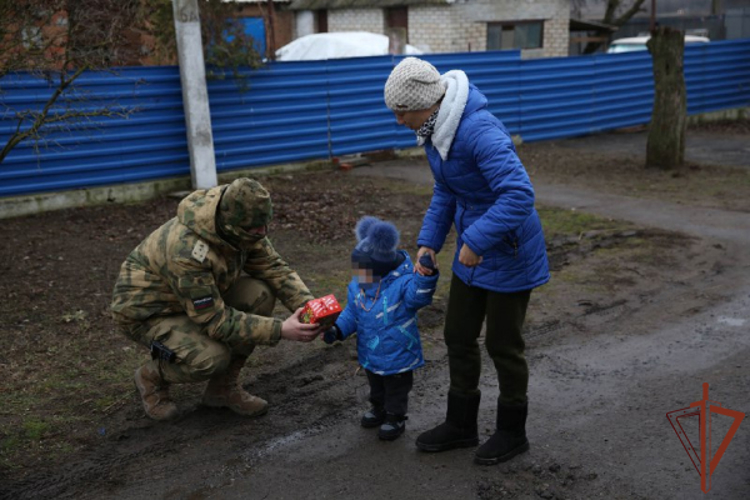В ПРЕДДВЕРИИ НОВОГО ГОДА РОСГВАРДЕЙЦЫ ОКАЗАЛИ АДРЕСНУЮ ПОМОЩЬ В ДНР