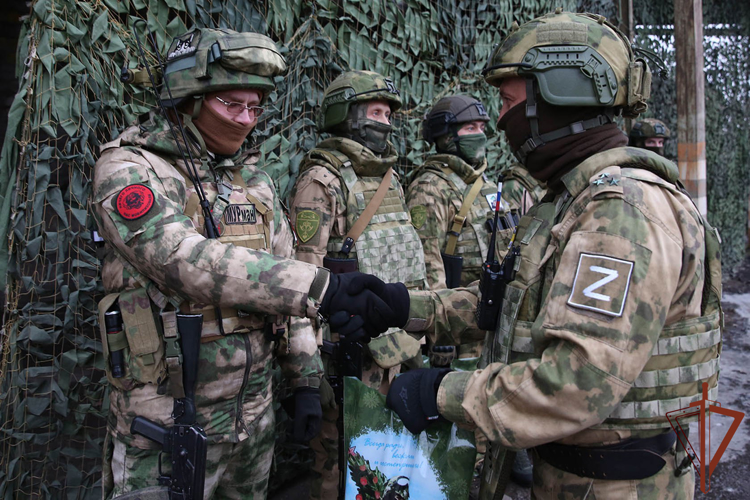 РОСГВАРДЕЙЦАМ В ЗОНЕ СВО РАЗДАЛИ НОВОГОДНИЕ ПОДАРКИ (ВИДЕО)
