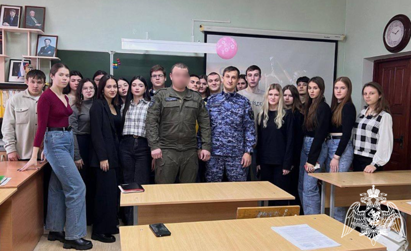 В Оренбурге росгвардейцы в День юриста провели урок мужества для студентов
