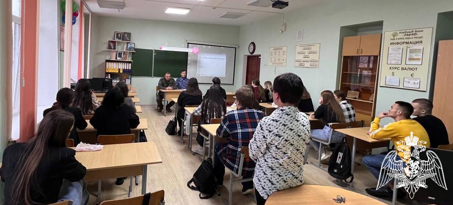 В Оренбурге росгвардейцы в День юриста провели урок мужества для студентов