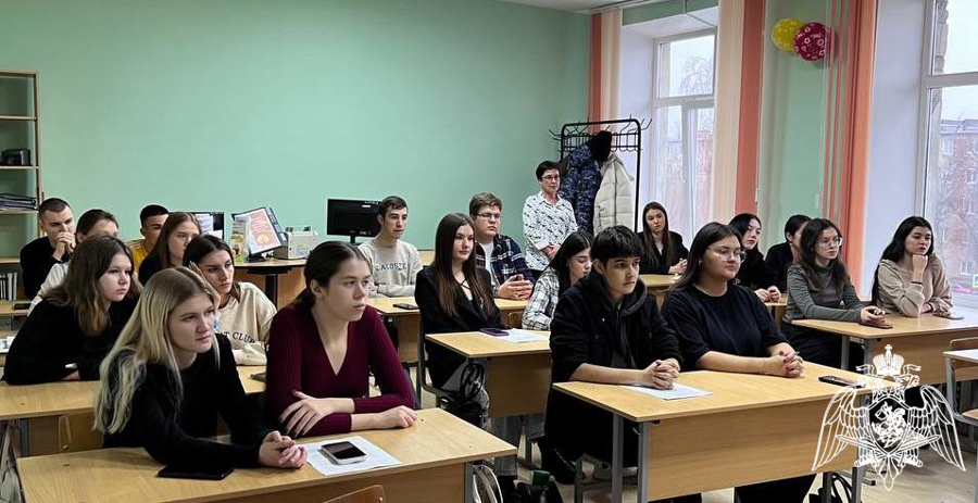 В Оренбурге росгвардейцы в День юриста провели урок мужества для студентов