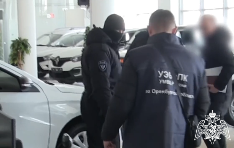 При поддержке бойцов Росгвардии в Оренбурге была пресечена незаконная деятельность автосалона