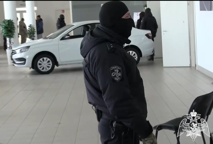 При поддержке бойцов Росгвардии в Оренбурге была пресечена незаконная деятельность автосалона