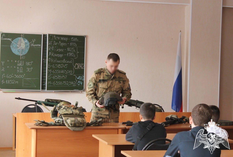 Сотрудники ОМОН «Кобра» в рамках патриотической акции «Дни Росгвардии» встретились со школьниками
