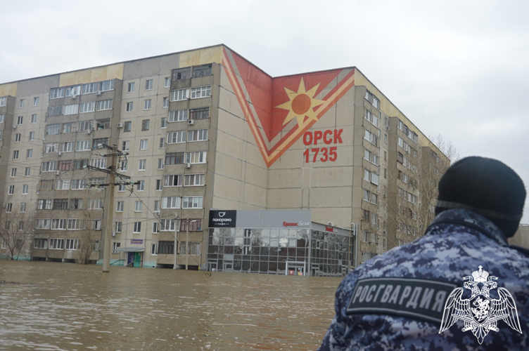 Росгвардейцы спасли 13 человек из зоны затопления в Орске (ВИДЕО)