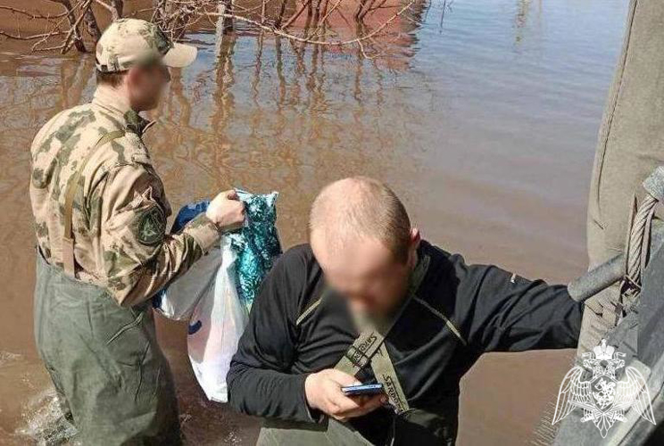 Росгвардейцы спасли  20 человек из зоны затопления в поселке Южный Урал