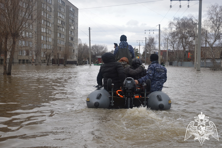 Росгвардейцы спасли 13 человек из зоны затопления в Орске (ВИДЕО)