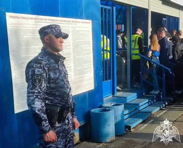В Оренбурге росгвардейцы обеспечили правопорядок во время проведения футбольного матча