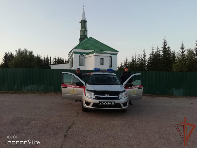 РОСГВАРДЕЙЦЫ ВЫПОЛНИЛИ ЗАДАЧУ ПО ОХРАНЕ ОБЩЕСТВЕННОГО ПОРЯДКА ВО ВРЕМЯ ПРАЗДНОВАНИЯ УРАЗА-БАЙРАМА В РЕГИОНАХ ПРИВОЛЖЬЯ