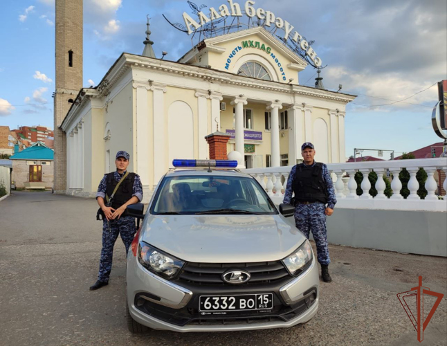 РОСГВАРДЕЙЦЫ ВЫПОЛНИЛИ ЗАДАЧУ ПО ОХРАНЕ ОБЩЕСТВЕННОГО ПОРЯДКА ВО ВРЕМЯ ПРАЗДНОВАНИЯ УРАЗА-БАЙРАМА В РЕГИОНАХ ПРИВОЛЖЬЯ