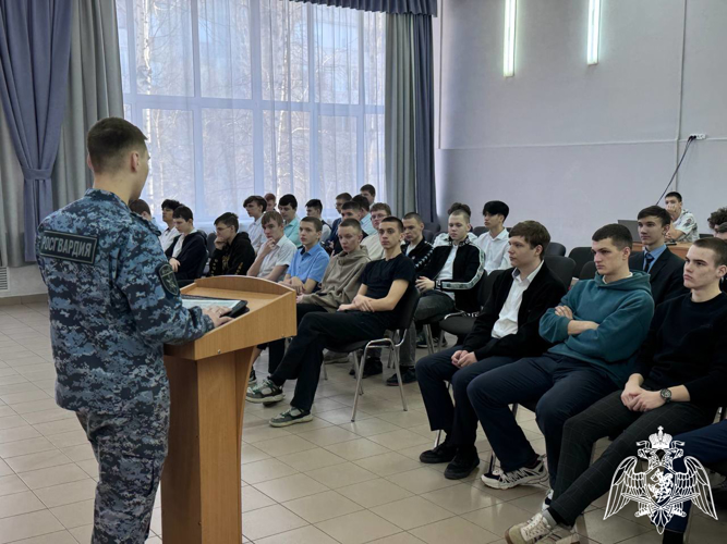 Росгвардейцы познакомили школьников с военными институтами ведомства