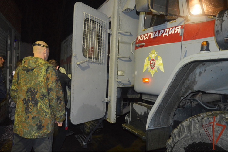 РОСГВАРДЕЙЦЫ В ОРСКЕ ОКАЗЫВАЮТ ПОМОЩЬ ВЛАДЕЛЬЦАМ ОРУЖИЯ, ОКАЗАВШИМСЯ В ЗОНЕ СТИХИЙНОГО БЕДСТВИЯ
