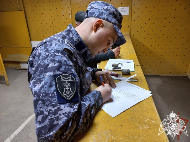 РОСГВАРДЕЙЦЫ В ОРСКЕ ОКАЗЫВАЮТ ПОМОЩЬ ВЛАДЕЛЬЦАМ ОРУЖИЯ, ОКАЗАВШИМСЯ В ЗОНЕ СТИХИЙНОГО БЕДСТВИЯ