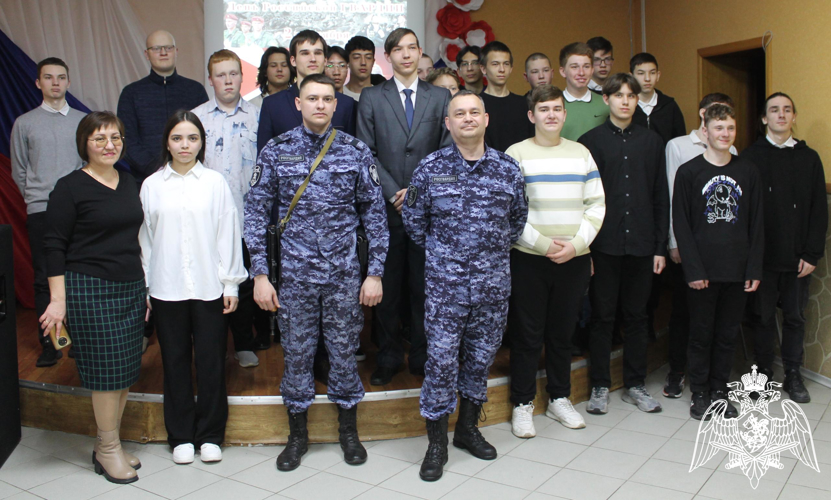 Росгвардейцы провели Урок мужества для учащихся старших классов Южноуральской  средней школы 