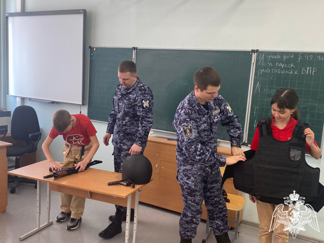 Росгвардейцы провели урок мужества с учащимися школы «Ясень» Оренбургского района