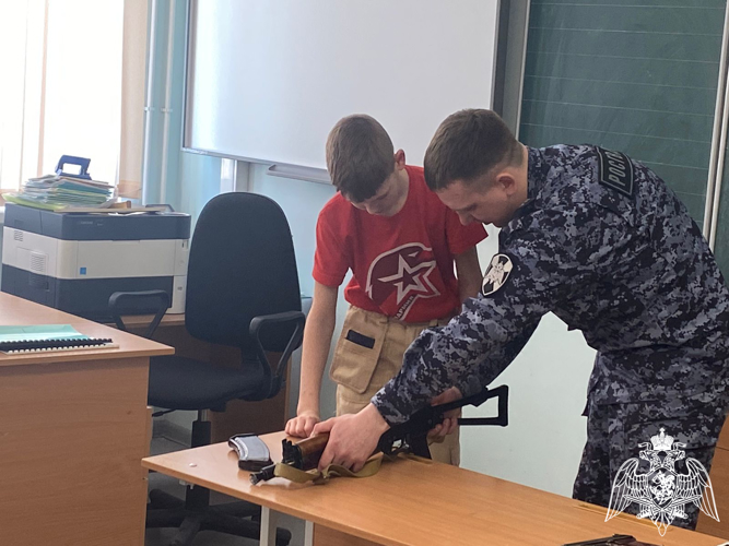 Росгвардейцы провели урок мужества с учащимися школы «Ясень» Оренбургского района