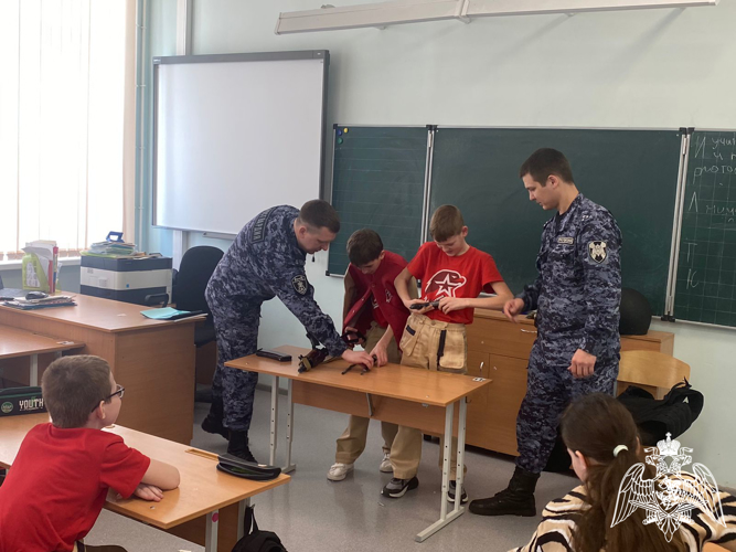 Росгвардейцы провели урок мужества с учащимися школы «Ясень» Оренбургского района