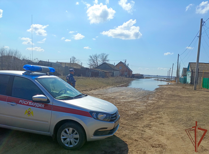 Росгвардейцы помогают пострадавшим от паводка в Оренбургской области